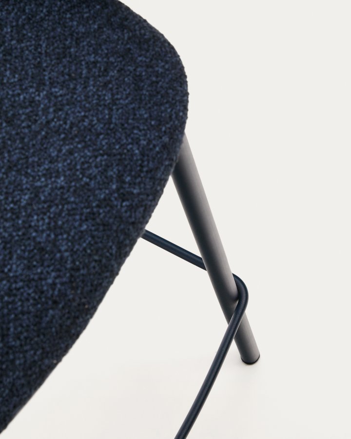 KAVE HOME Maina krakk i bl chenille og stlben med bl finish FSC Mix Credit 65 cm