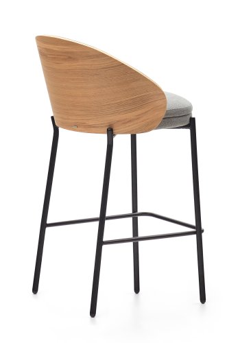 KAVE HOME Eamy barstol, med ryggsttte og fotsttte - lys gr chenille, finér i naturlig ask og svart metall