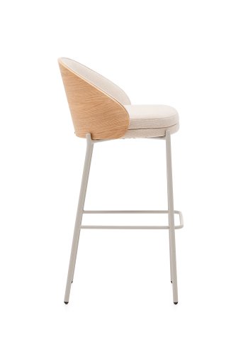 KAVE HOME Eamy Barhocker, mit Rückenlehne und Fußstütze – beige Chenille, natürliches Eschenfurnier, beiges Metall (H:77)