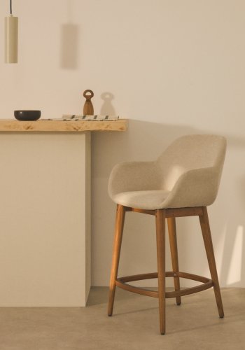 KAVE HOME Konna barstol, m. rygl�n, arml�n og fodst�tte - beige chenille stofog brun asketr� (65cm)