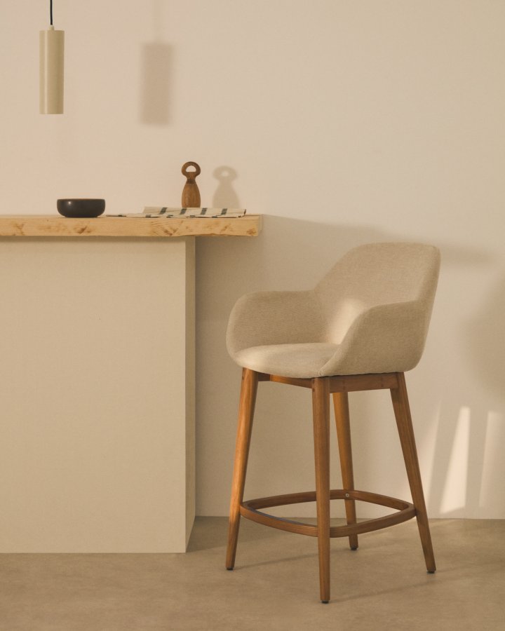 KAVE HOME Konna barstol, m. rygl�n, arml�n og fodst�tte - beige chenille stofog brun asketr� (65cm)