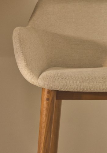 KAVE HOME Konna barstol, m. rygl�n, arml�n og fodst�tte - beige chenille stofog brun asketr� (65cm)