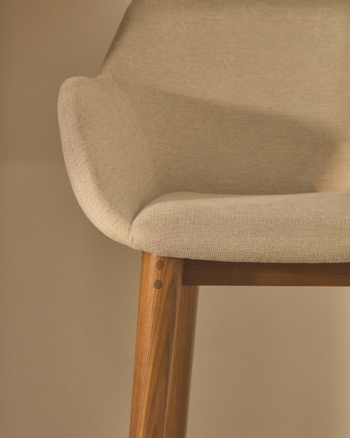 KAVE HOME Konna barstol, m. rygl�n, arml�n og fodst�tte - beige chenille stofog brun asketr� (65cm)