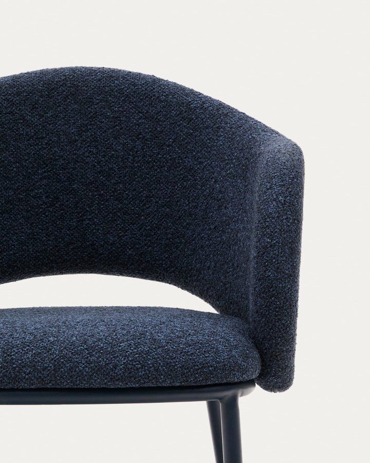 KAVE HOME Maina stol i tykk bl chenille og stlben med bl finish FSC Mix Credit