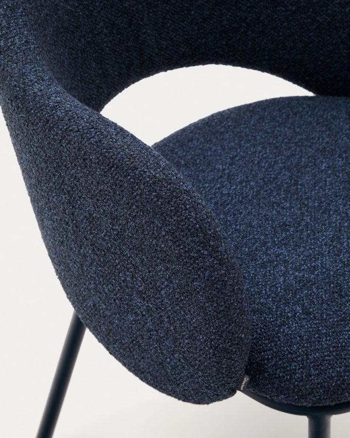 KAVE HOME Maina stol i tykk bl chenille og stlben med bl finish FSC Mix Credit