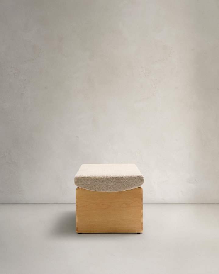 KAVE HOME Topaz benk i beige chenille og FSC 100 % heltre ask i naturlig utfrelse, 150 cm