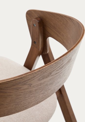 KAVE HOME Godia spisestuestol, med armlener - beige chenillestoff og askefiner med wengefinish