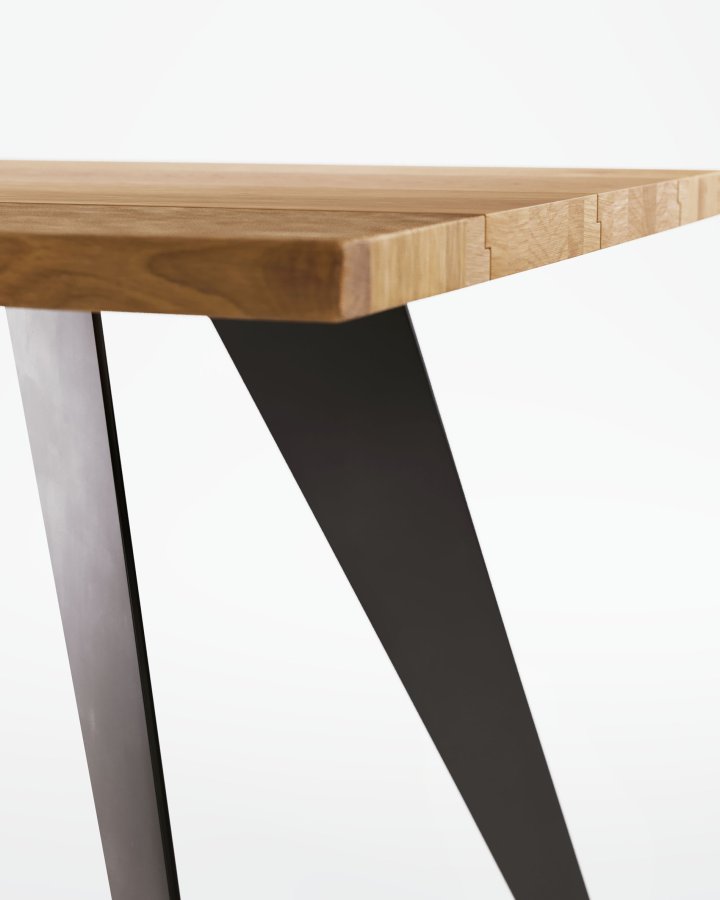 KAVE HOME Koda bord i eikefiner med naturlig finish og stlben med sort finish 160 x 90 cm