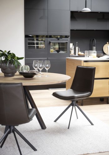 ROWICO Lowell svingstol - brunt skinn og svart metall