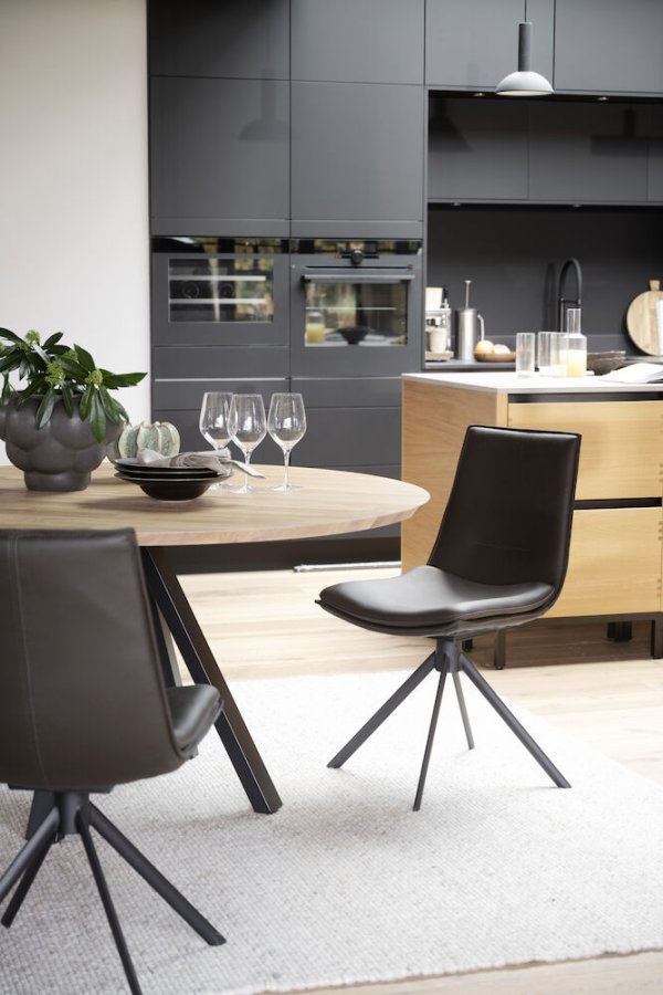 ROWICO Lowell svingstol - brunt skinn og svart metall