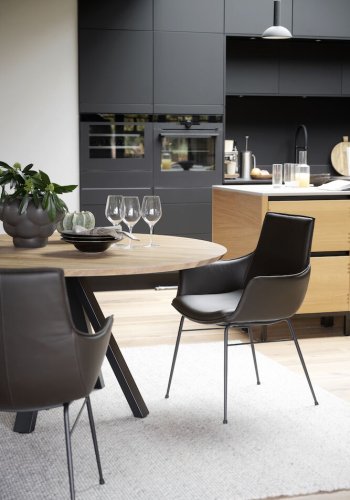 ROWICO Lowell spisebordstol, med armlener - brunt skinn og sort metall