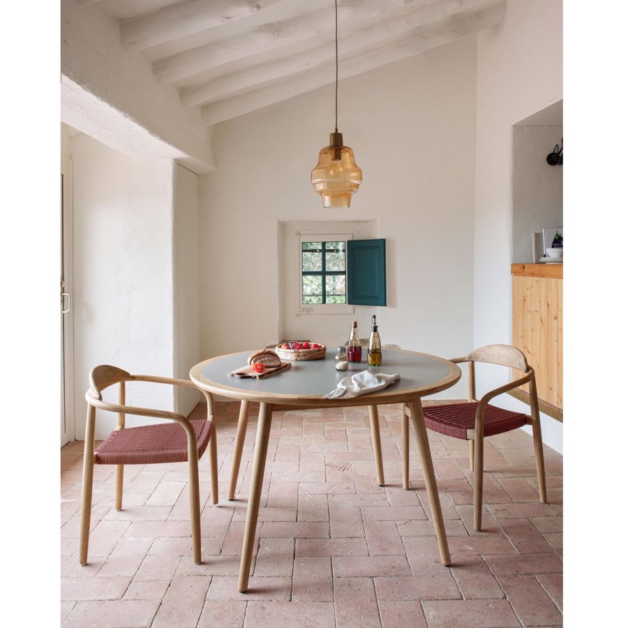 KAVE HOME Glynis spisebordstol, med armlener - terrakotta tau og naturlig eukalyptustre