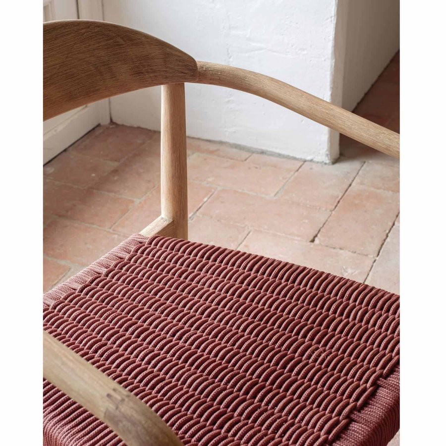 KAVE HOME Glynis spisebordstol, med armlener - terrakotta tau og naturlig eukalyptustre