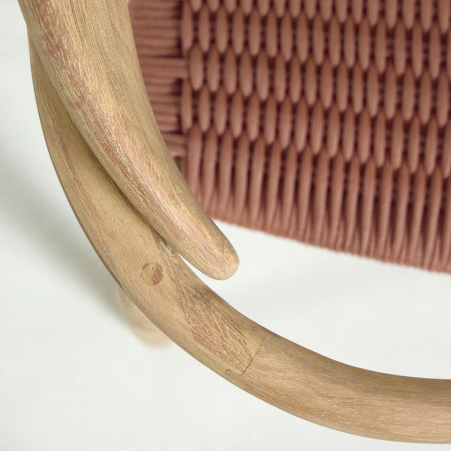 KAVE HOME Glynis spisebordstol, med armlener - terrakotta tau og naturlig eukalyptustre