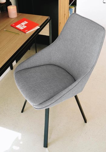 KAVE HOME Haston spisestol med armlener - grtt stoff og metall med kryssfiner