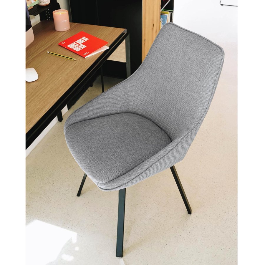 KAVE HOME Haston spisestol med armlener - grtt stoff og metall med kryssfiner