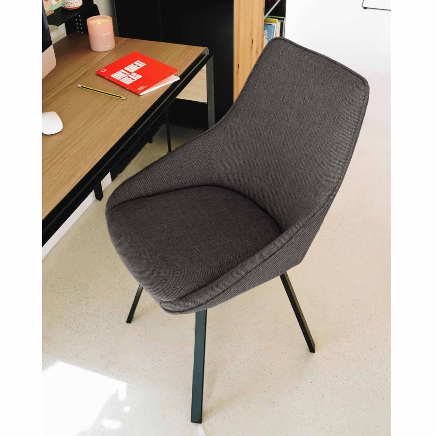 KAVE HOME Haston spisestol med armlener - mrkegrtt stoff og metall med kryssfiner