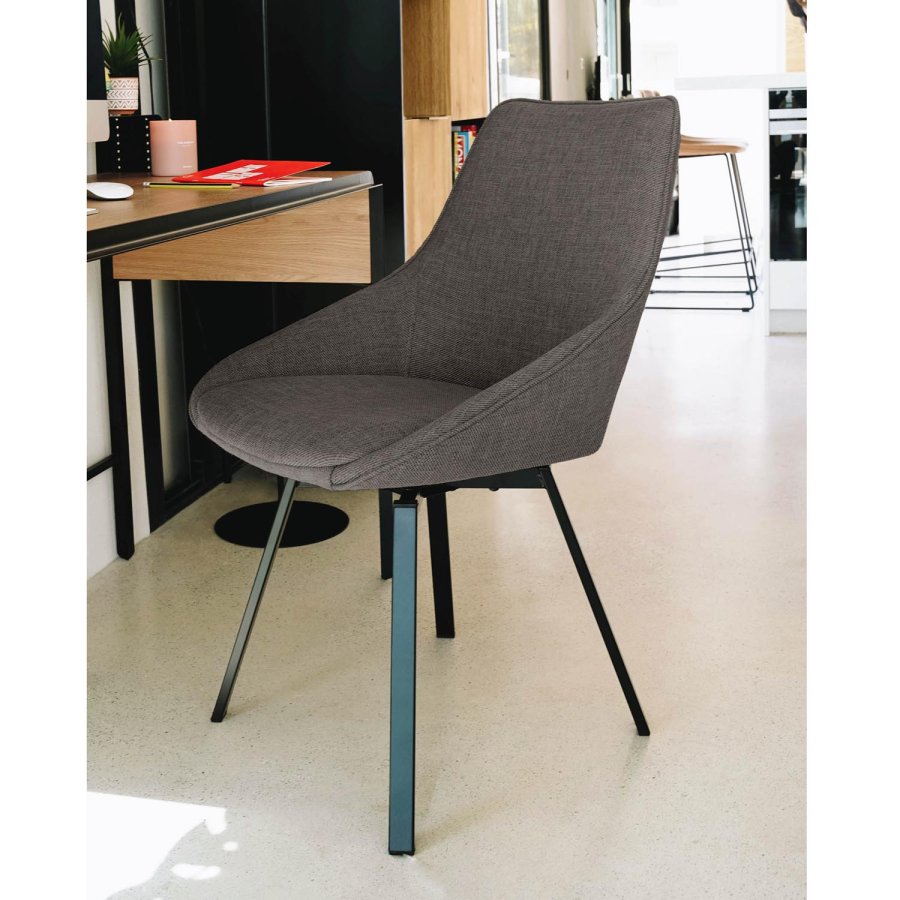 KAVE HOME Haston spisestol med armlener - mrkegrtt stoff og metall med kryssfiner