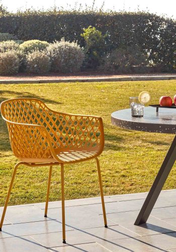 KAVE HOME Quinn spisestuestol med armlener - gul plast og metall