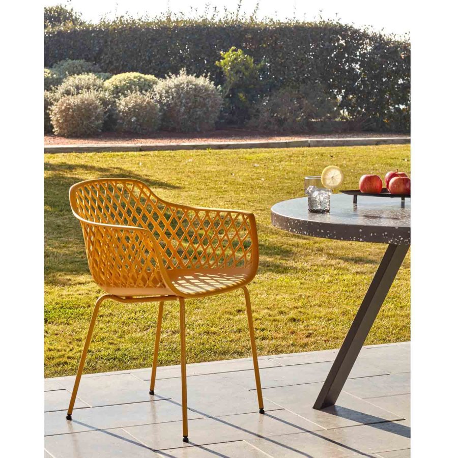 KAVE HOME Quinn spisestuestol med armlener - gul plast og metall