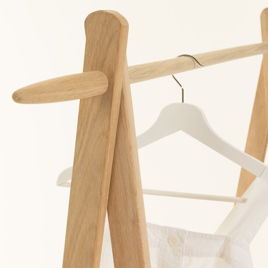 KAVE HOME Natane klesstang i eik og rotting, 95 x 152 cm