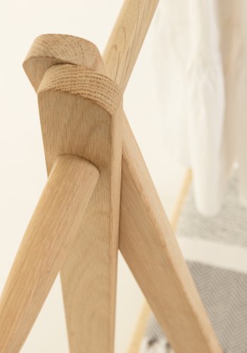 KAVE HOME Natane klesstang i eik og rotting, 95 x 152 cm