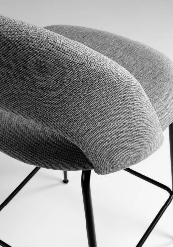 KAVE HOME Mahalia barkrakk, med ryggsttte og fotsttte - lysegrt stoff og sort metall