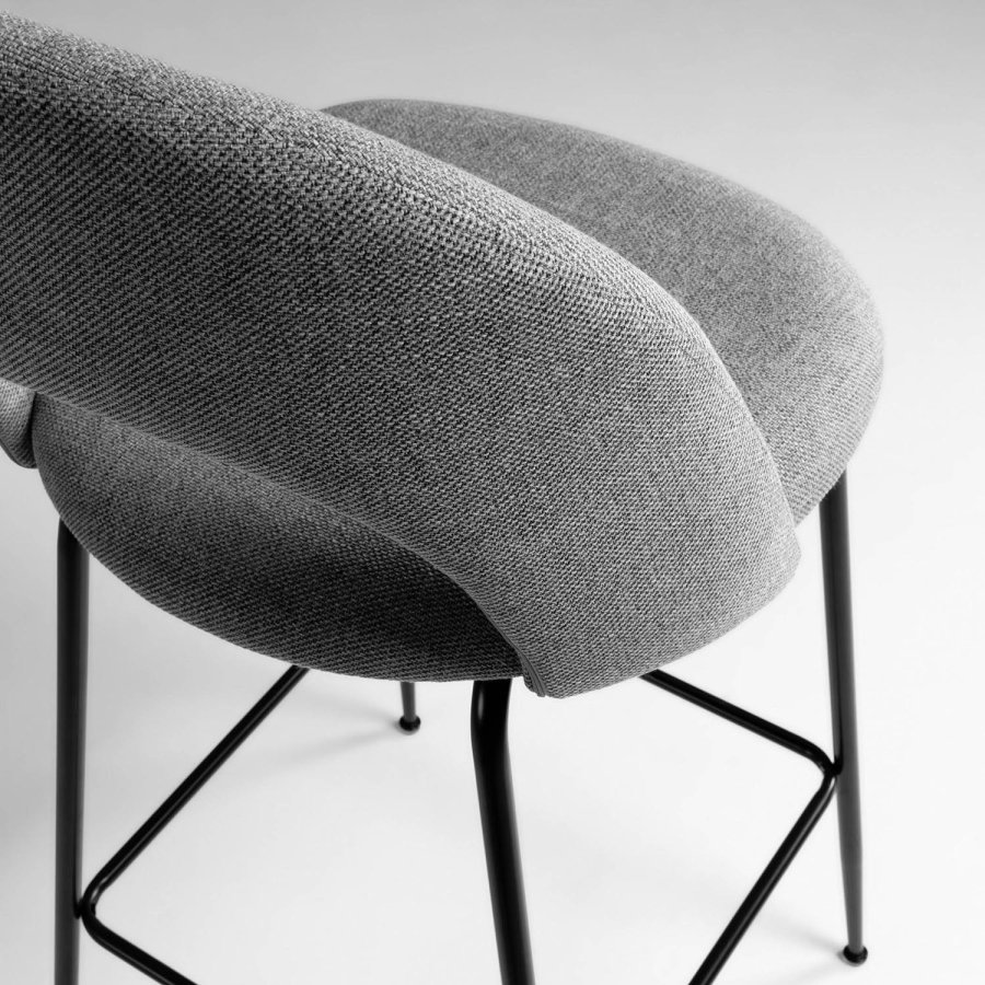 KAVE HOME Mahalia barkrakk, med ryggsttte og fotsttte - lysegrt stoff og sort metall