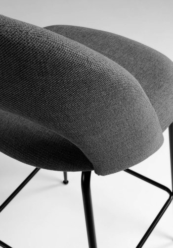 KAVE HOME Mahalia barkrakk, med ryggsttte og fotsttte - mrkegrtt stoff og sort metall