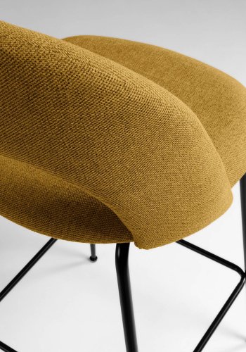 KAVE HOME Mahalia barstol, med ryggsttte og fotsttte - sennepsgult stoff og sort metall