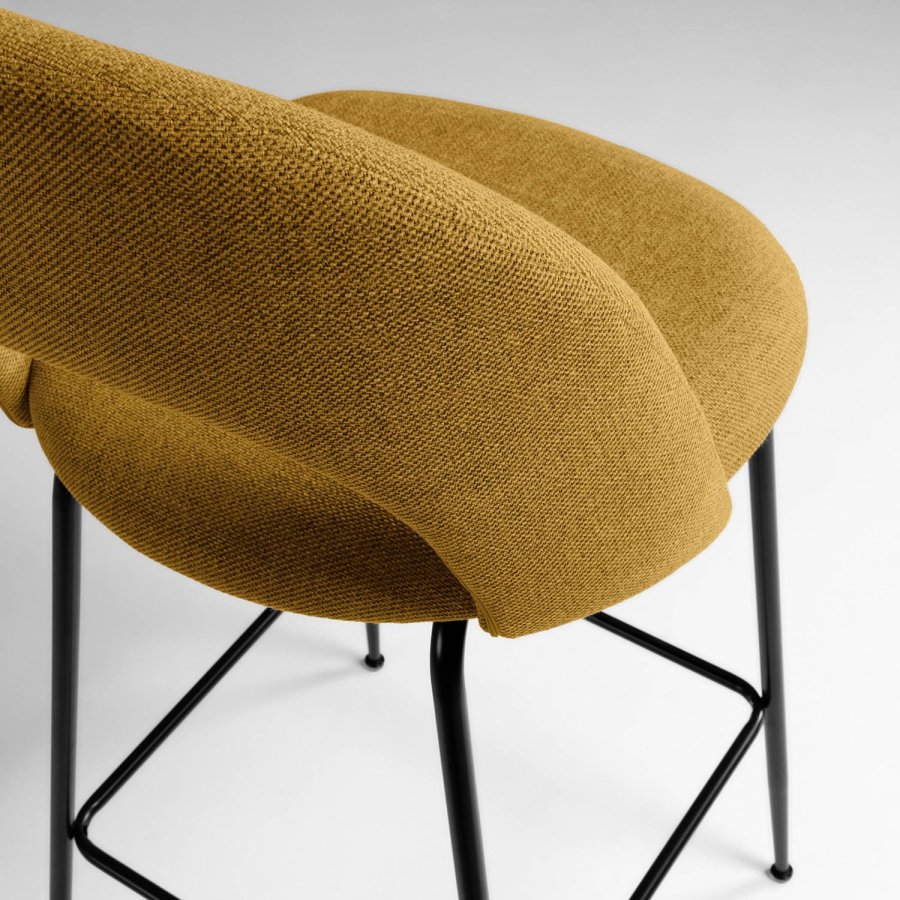 KAVE HOME Mahalia barstol, med ryggsttte og fotsttte - sennepsgult stoff og sort metall