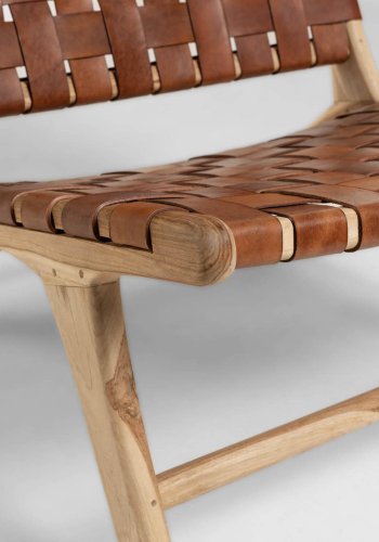 KAVE HOME Calixta lenestol, uten armlener - brunt hndvevd skinn og naturlig teak