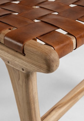 KAVE HOME Calixta spisebordstol - brunt skinn og naturlig teak