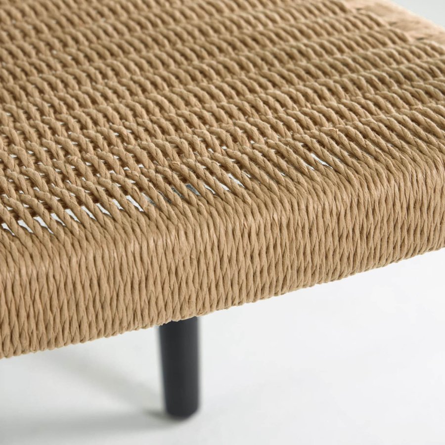 KAVE HOME Glynis spisebordstol, med armlener - solid matt svart eukalyptustre og naturlig flettet tau