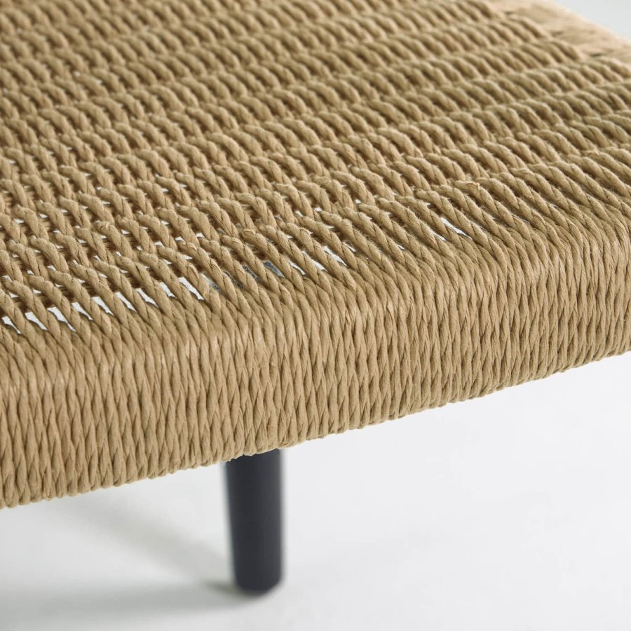 KAVE HOME Glynis spisebordstol, med armlener - solid matt svart eukalyptustre og naturlig flettet tau