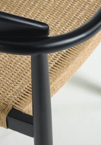 KAVE HOME Glynis spisebordstol, med armlener - solid matt svart eukalyptustre og naturlig flettet tau