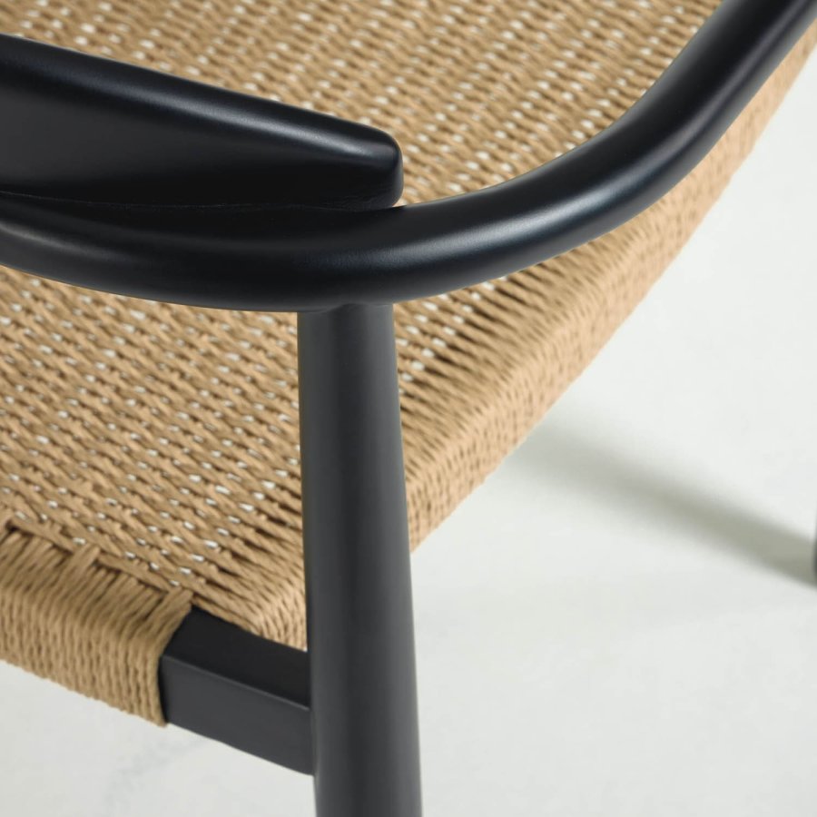 KAVE HOME Glynis spisebordstol, med armlener - solid matt svart eukalyptustre og naturlig flettet tau