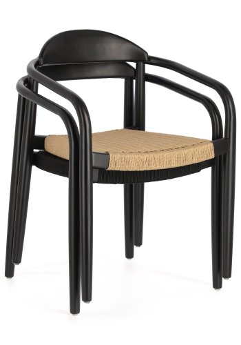 KAVE HOME Glynis spisebordstol, med armlener - solid matt svart eukalyptustre og naturlig flettet tau