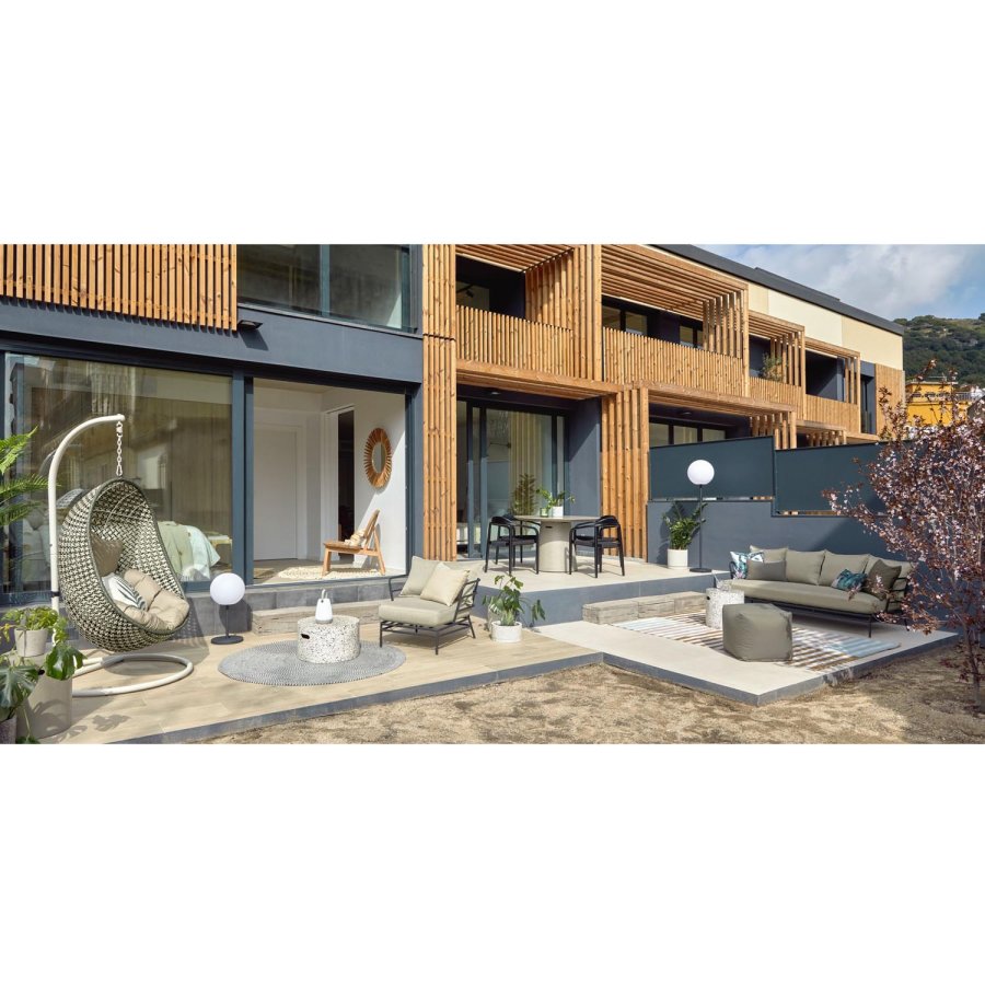 KAVE HOME Glynis hagestol, med armlener - solid matt svart eukalyptus tre og svart tau