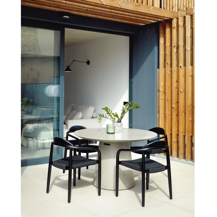 KAVE HOME Glynis hagestol, med armlener - solid matt svart eukalyptus tre og svart tau