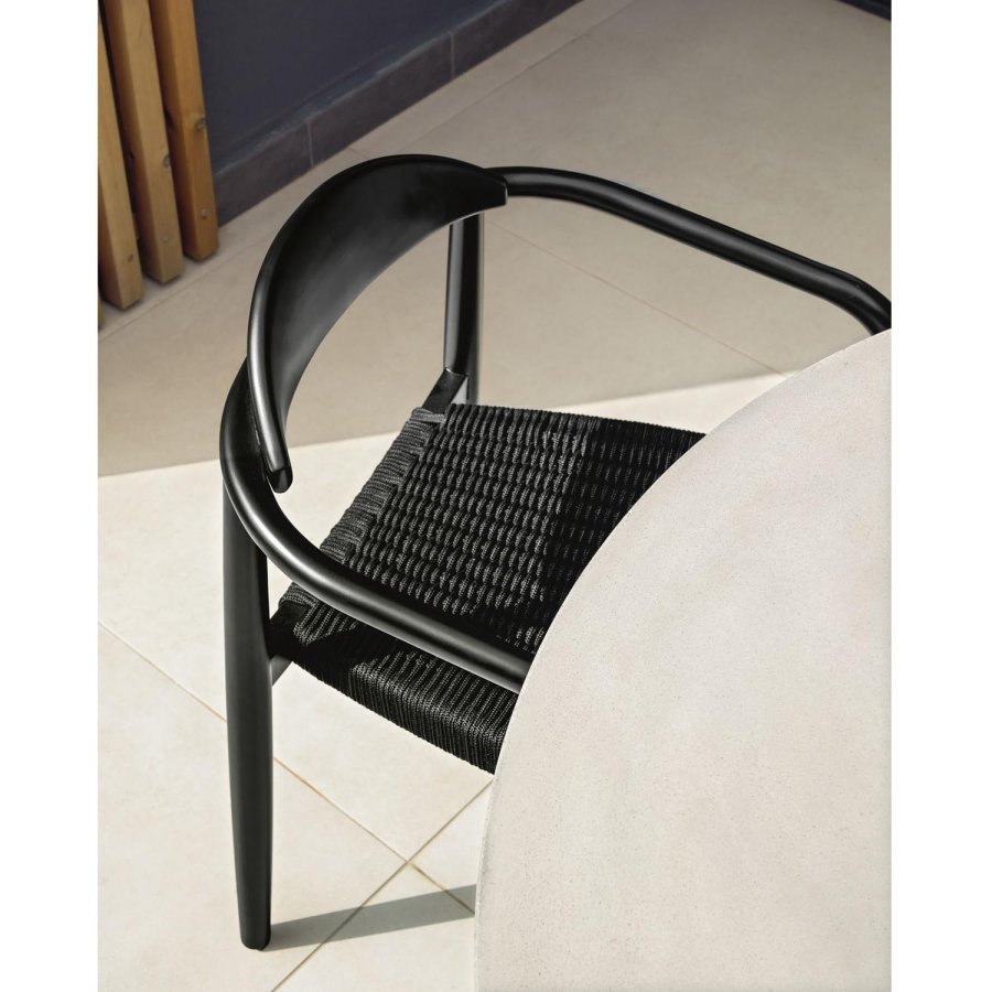 KAVE HOME Glynis hagestol, med armlener - solid matt svart eukalyptus tre og svart tau