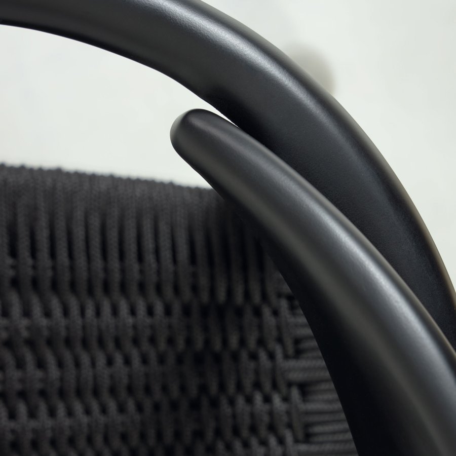 KAVE HOME Glynis hagestol, med armlener - solid matt svart eukalyptus tre og svart tau