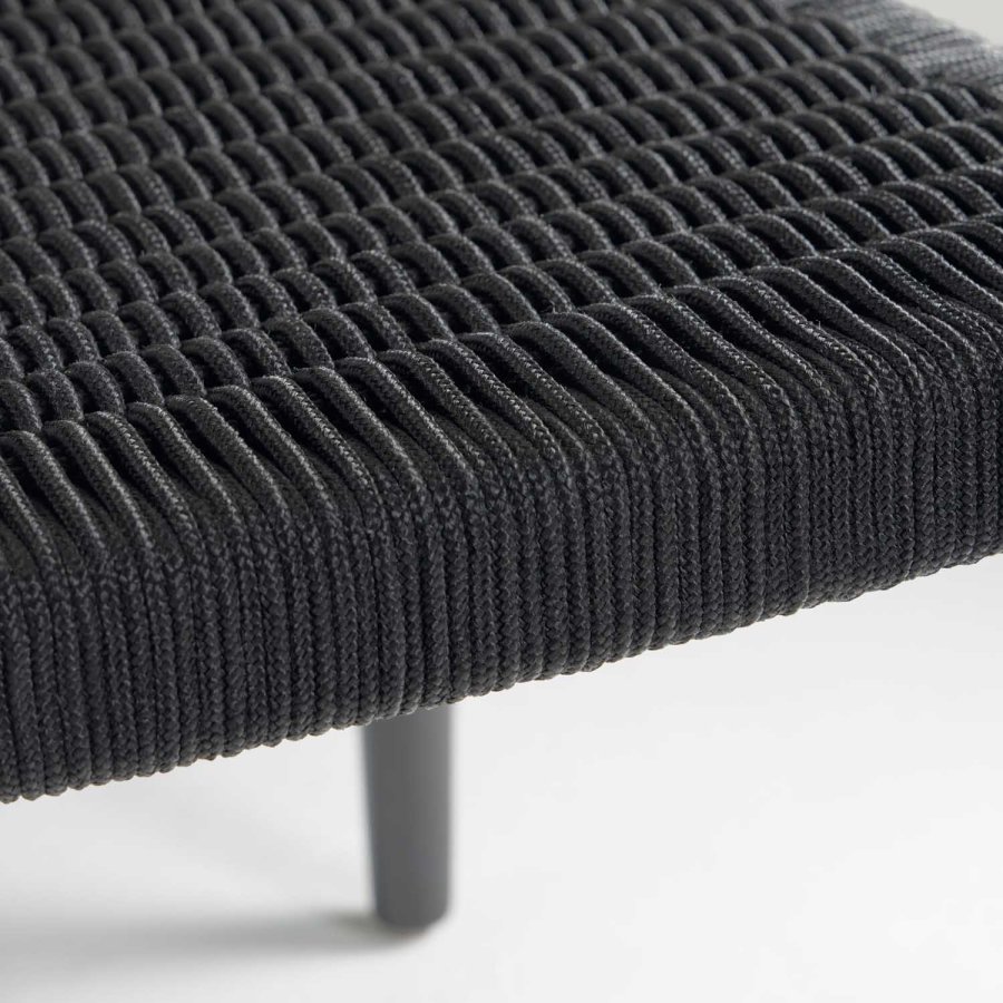 KAVE HOME Glynis hagestol, med armlener - solid matt svart eukalyptus tre og svart tau