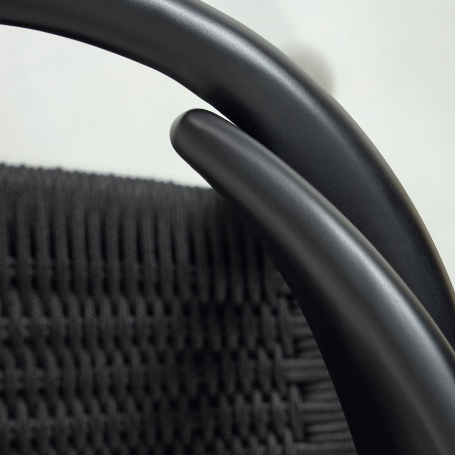 KAVE HOME Glynis hagestol, med armlener - solid matt svart eukalyptus tre og svart tau