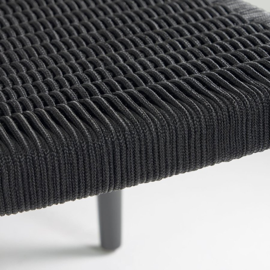 KAVE HOME Glynis hagestol, med armlener - solid matt svart eukalyptus tre og svart tau