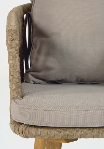 KAVE HOME Hemilce lenestol, med armlener og stoffputer - beige polyetylen og naturlig akasietre