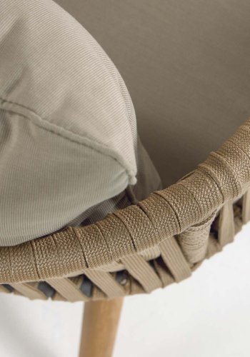 KAVE HOME Hemilce lenestol, med armlener og stoffputer - beige polyetylen og naturlig akasietre