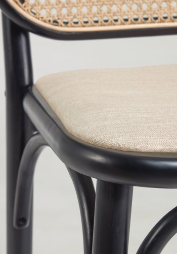 KAVE HOME Doriane Barhocker, mit Rückenlehne und Fußstütze – Rattan, Stoff und schwarzes Ulmenholz