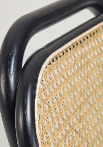 KAVE HOME Doriane Barhocker, mit Rückenlehne und Fußstütze – Rattan, Stoff und schwarzes Ulmenholz