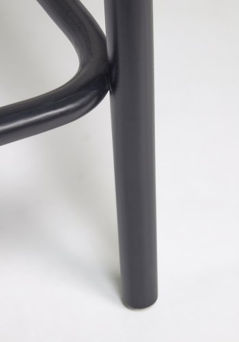 KAVE HOME Doriane Barhocker, mit Rückenlehne und Fußstütze – Rattan, Stoff und schwarzes Ulmenholz